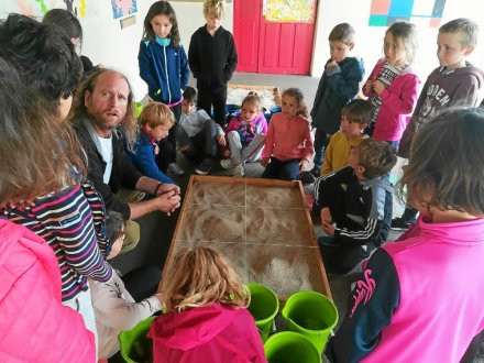 SURZUR - École Saint-André. Apprentissage de la paléontologie 