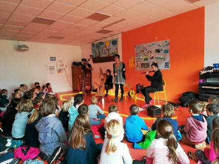 PLESCOP - École Sainte-Anne. Les bilingues à un spectacle musical