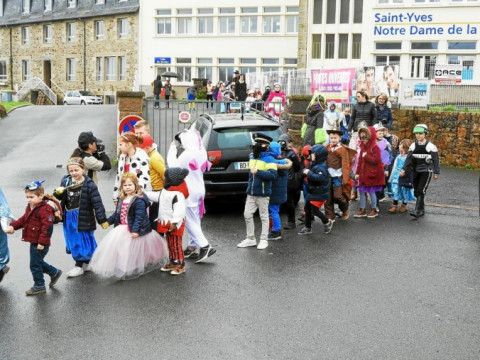 PERROS-GUIREC - Les enfants de l’école Saint-Yves font leur carnaval