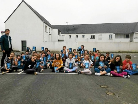 PLONEOUR LANVERN - Des cadeaux pour les CM2 de l’école Notre-Dame de Bon Secours