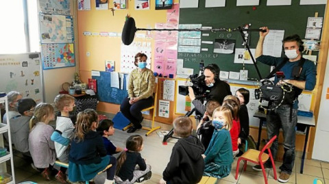 PLOUARZEL - La télévision s’invite dans la classe des CP bilingues d’Hélène Cloarec, à l’école Arzmael