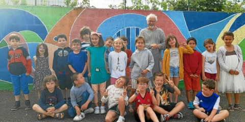 MUZILLAC - Le chanteur Jakez ar Borgn a enseigné deux chants aux élèves de l’école Sainte Bernadette