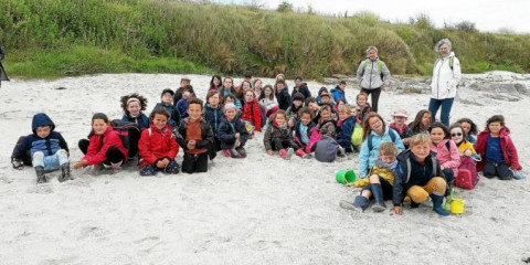 LESNEVEN - Des écoliers de en ateliers d’arts plastiques sur la plage, à Plounéour-Brignogan-Plages 