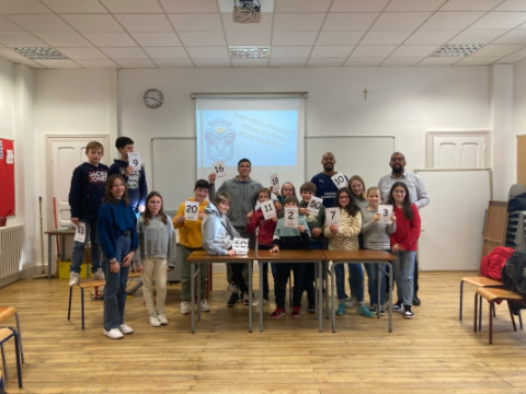 QUIMPER - Les élèves bilingues du collège Le Likès St-Yves initient les joueurs des Béliers de Kemper à la lague bretonne