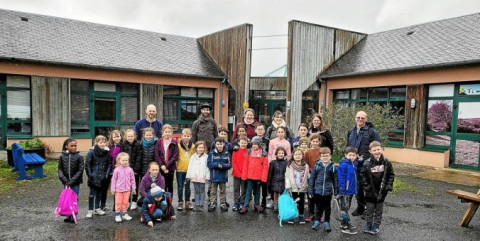 Carhaix (29) Les écoliers bilingues de l’Enfant Jésus à Brasparts