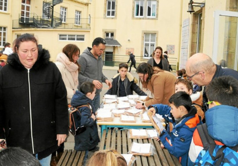 Carhaix (29) - Des crêpes pour financer les activités des classes bilingues