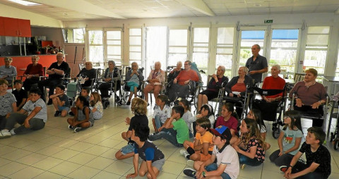 Perros-Guirec (22) - Les écoliers de Saint-Yves à l’Ehpad Les Macareux