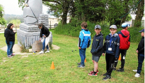 CARNOET (22) - une journée inter écoles à la Vallée des Saints avec la filière bilingue