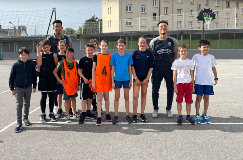 QUIMPER (29) Collège Le Likès La Salle – Rencontre entre les élèves de 6ème bilingues du collège et les joueurs de l’UJAP Kemper 