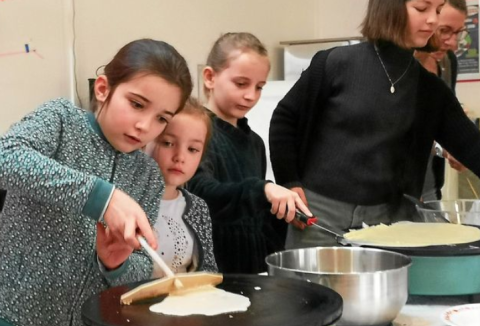 Divaskell Plougastell fait tourner les crêpes, à Plougastel-Daoulas