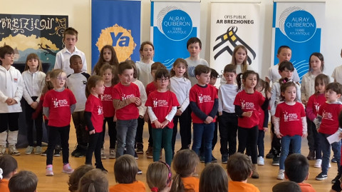 Auray (56) - Chants à la signature de la Charte "Ya d'ar brezhoneg" d'AQTA 
